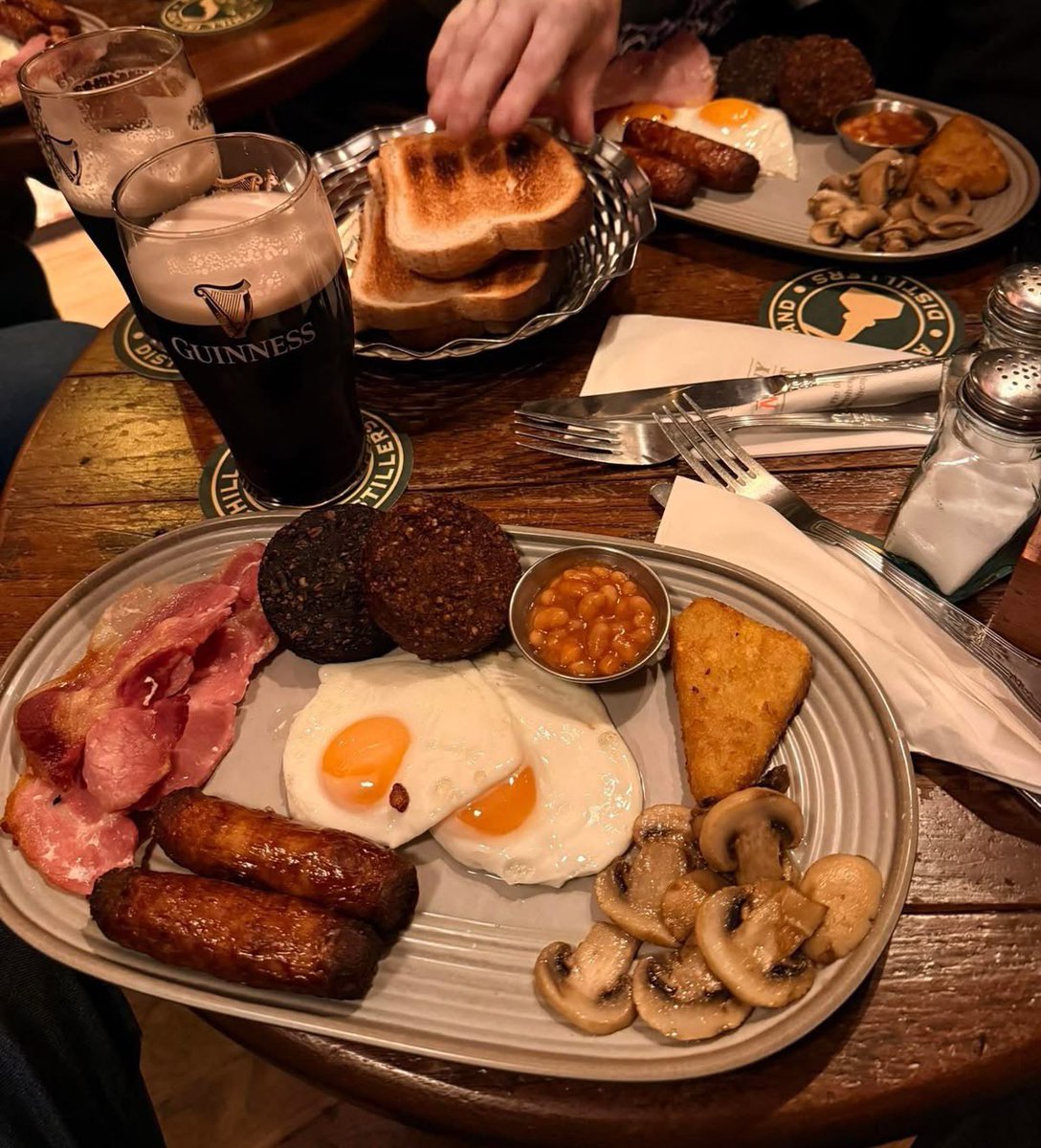 gwynmoires's tweet photo. Dinned di pub legendaris. When in Ireland, you do as the Irish do.
 
📍 Oliver St John Gogarty https://t.co/5wYAa7tkn8