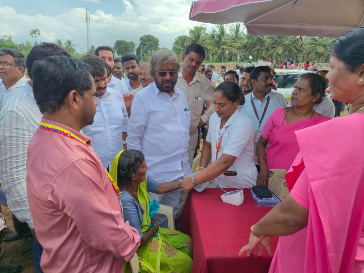 ZP_Mysuru's tweet photo. ಮೈಸೂರು ಜಿಲ್ಲೆಯ ಹುಣಸೂರು ತಾಲ್ಲೂಕಿನ ಕರೀಮುದ್ದ���ಹಳ್ಳಿ ಗ್ರಾಮ ಪಂಚಾಯಿತಿಗೆ ಇಂದು ಮಾನ್ಯ ಗ್ರಾಮೀಣಾಭಿವೃದ್ಧಿ ಮತ್ತು ಪಂಚಾಯತ್ ರಾಜ್ ಸಚಿವರಾದ ಶ್ರೀ ಈಶ್ವರ್ ಬಿ. ಖಂಡ್ರೆ ಅವರು ಭೇಟಿ ನೀಡಿ, ಗ್ರಾಮೀಣಾಭಿವೃದ್ಧಿ ಕಾಮಗಾರಿಗಳ ಪ್ರಗತಿಯನ್ನು ಪರಿಶೀಲಿಸಿದರು. https://t.co/9mB1Vg2ecT