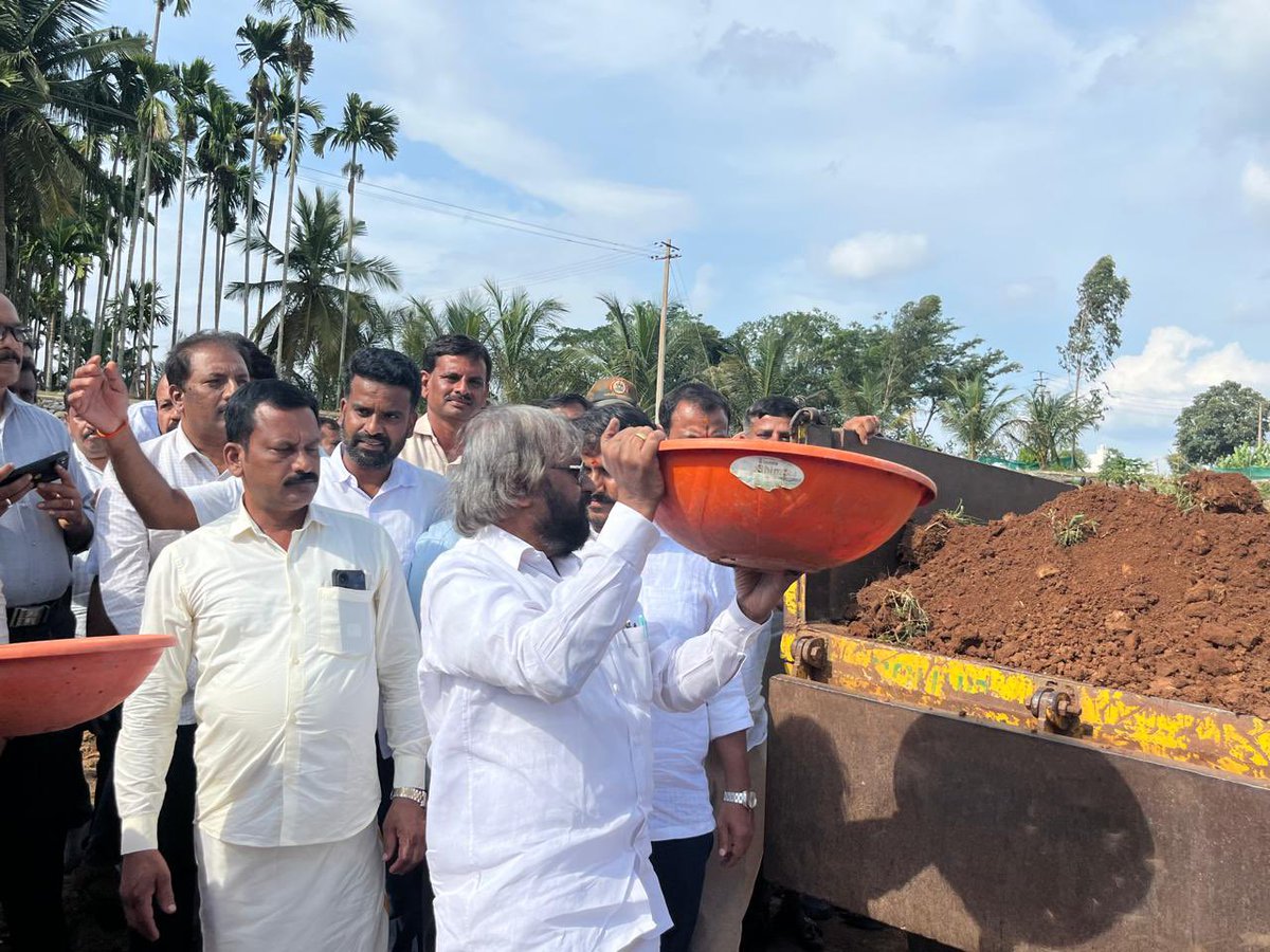 ZP_Mysuru's tweet photo. ಮೈಸೂರು ಜಿಲ್ಲೆಯ ಹುಣಸೂರು ತಾಲ್ಲೂಕಿನ ಕರೀಮುದ್ದ���ಹಳ್ಳಿ ಗ್ರಾಮ ಪಂಚಾಯಿತಿಗೆ ಇಂದು ಮಾನ್ಯ ಗ್ರಾಮೀಣಾಭಿವೃದ್ಧಿ ಮತ್ತು ಪಂಚಾಯತ್ ರಾಜ್ ಸಚಿವರಾದ ಶ್ರೀ ಈಶ್ವರ್ ಬಿ. ಖಂಡ್ರೆ ಅವರು ಭೇಟಿ ನೀಡಿ, ಗ್ರಾಮೀಣಾಭಿವೃದ್ಧಿ ಕಾಮಗಾರಿಗಳ ಪ್ರಗತಿಯನ್ನು ಪರಿಶೀಲಿಸಿದರು. https://t.co/9mB1Vg2ecT