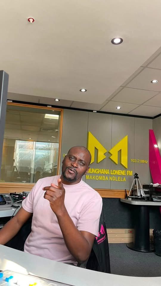 KhomaNdlela326's tweet photo. #KhomaNdlela326 eka @Munghana na @ChaukeMathilda, @djmatt_mc na @MsKulie https://t.co/e5JN30cr6V