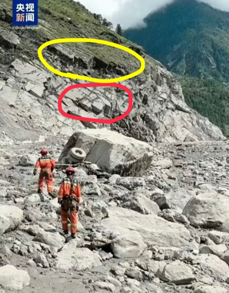 DemonaDjk's tweet photo. @NirmalPrasai5 The davastaing debris flow has once cumulated over 30 mitres，overlaying the border control building https://t.co/0B2ovX2voF