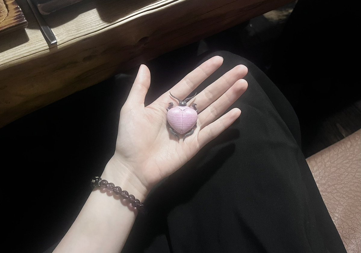 Mweekeem's tweet photo. Bitten by the love bug 🪲🫧 https://t.co/6JhI4l4T5u