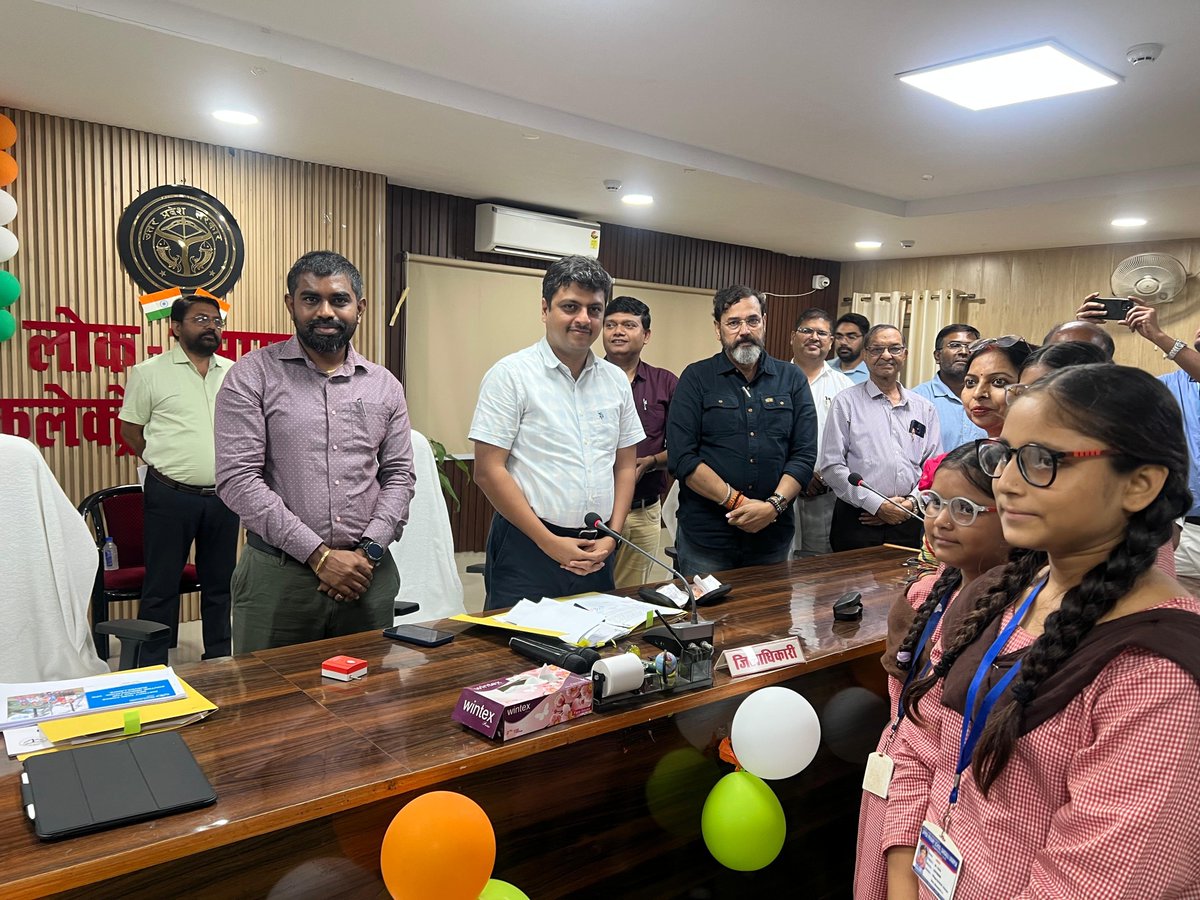 DM_Barabanki's tweet photo. ‘मिशन विजन फॉर चिल्ड्रेन’ के अंतर्गत ‘हँसता बचपन, खिलता जीवन’ अभियान की शुरुआत की गई। अभियान के तहत एक वर्ष में परिषदीय विद्यालयों के 5 से 15 वर्ष आयु वर्ग के 6,000 जरूरतमंद बच्चों को टेस्टेड चश्मे उपलब्ध कराने का लक्ष्य है। आज प्रथम चरण में चिन्हित 556 बच्चों को चश्मे उपलब्ध कराने की शुरुआत करते हुए कंपोजिट विद्यालय संदौली की छात्राओं सीमा, सायमा एवं इकरा को चश्मे पहनाकर अभियान का शुभारंभ किया गया। इस पुनीत अभियान में आईएमए के पूर्व अध्यक्ष डॉ. वी.के. जैन, पेट्रोल पंप एसोसिएशन सहित अन्य संगठनों द्वारा किए जा रहे सहयोग के लिए आभार। जनपद के सभी सक्षम नागरिकों एवं संस्थाओं से अपील है कि बच्चों की दृष्टि एवं उज्ज्वल भविष्य से जुड़े इस अभियान में आगे बढ़कर सहयोग करें। @CMOfficeUP
@UPGovt @InfoDeptUP