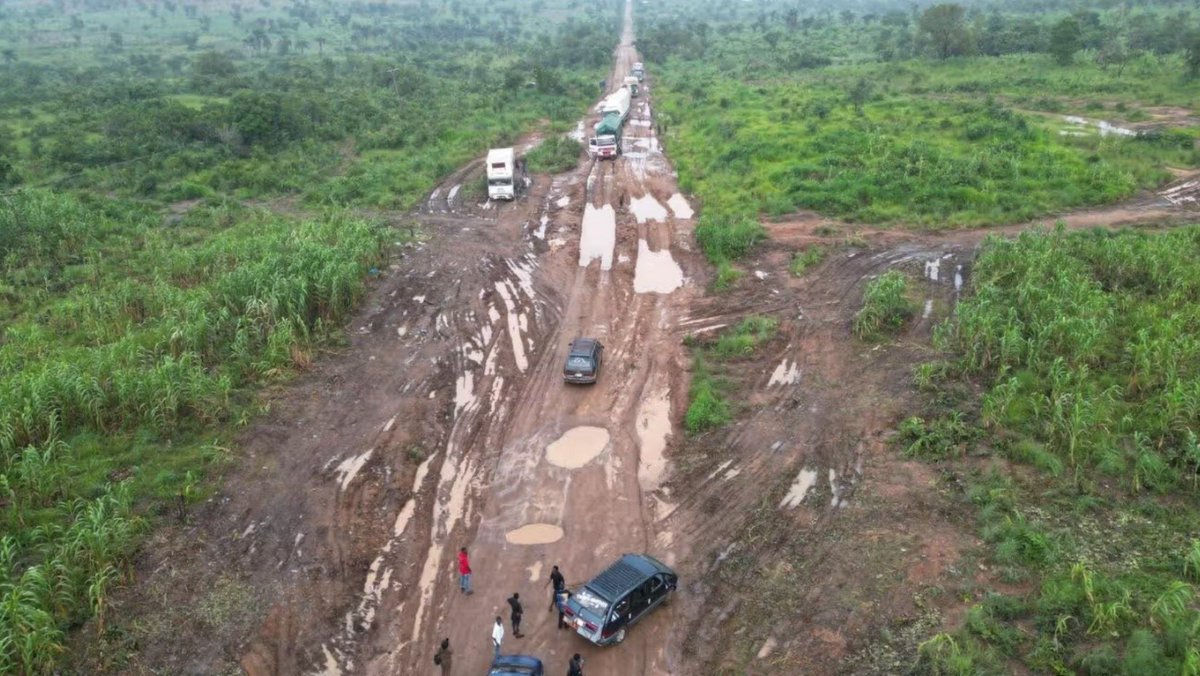 thecableng's tweet photo. PHOTO: Motorists stranded as Kwara-Kogi federal road deteriorates 

Motorists and other road users have been left stranded for days on the Obbo-Ille-Eruku-Egbe federal road linking Kwara and Kogi following the deterioration of the highway.

In a Facebook post on Monday, Egbe Mekun Parrot, a community blog, shared photographs showing sections of the road in poor condition.

https://t.co/wds5JFLCpC