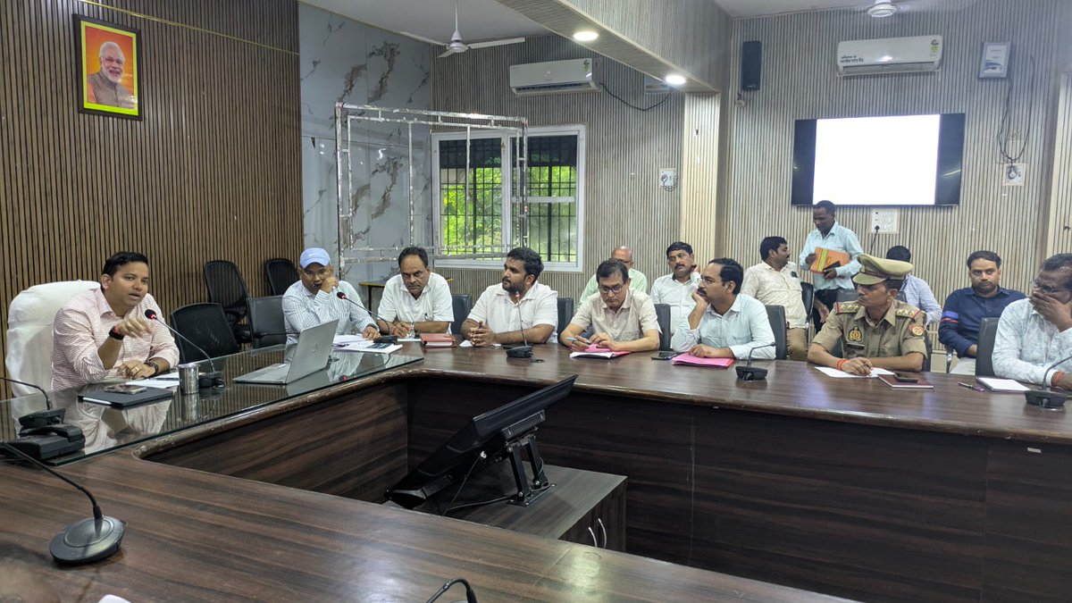 DM_Bhadohi's tweet photo. जिला उद्योग बंधु एवं जिला निर्यात प्रोत्साहन समिति की बैठक में उद्यमियों, व्यापारियों एवं निवेशकों की समस्याओं की समीक्षा की गई।

संबंधित अधिकारियों को समस्याओं के समयबद्ध एवं गुणवत्तापूर्ण निस्तारण के निर्देश दिए गए। औद्योगिक निवेश, निर्यात एवं रोजगार सृजन को बढ़ावा देने के साथ मुख्यमंत्री युवा उद्यमी विकास अभियान, ODOP, डिस्ट्रिक्ट एक्सपोर्ट हब, प्लग एंड प्ले पार्क एवं पीएम सूर्यघर योजना की प्रगति तेज करने पर जोर दिया गया।

उद्यमियों के लिए सहयोगात्मक वातावरण तैयार करना जिला प्रशासन की प्राथमिकता है।
@CMOfficeUP @ChiefSecyUP @UPGovt @InfoDeptUP @Commvindhya