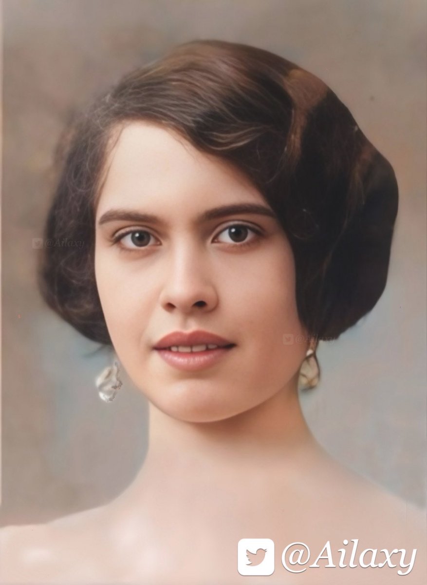 Ailaxy's tweet photo. 🗃️ Milagros Rendón Martell, nació en La Habana en 1907. Fue la primera mujer fusilada en la provincia de Cádiz como consecuencia del Golpe de Estado de 1936. Tras ser vejada y encarcelada, fue sentenciada a muerte y fusilada el 31 de agosto de 1936. En el momento de la ejecución, la valiente Milagros se quitó la venda atada a los ojos para mirar fijamente el rostro del verdugo. Dejaba en el mundo a la pequeña Nati, con meses de vida, que falleció una década después. También la criatura que llevaba en el vientre, estaba embarazada de 3 o 4 meses.

Republicana, taquimecanógrafa de profesión y activista del PCE, UGT y Socorro Rojo y líder de movimientos obreristas. El mismo 18 de julio, en la sede del Gobierno Civil de Cádiz, un centenar de personas, entre ellas Milagros Rendón y su padre, se enfrentaron a los golpistas.

Su padre destacado dirigente comunista Francisco Rendón también fue detenido y sometido a juicio sumarísimo, fue fusilado el 9 de agosto de 1936 en el foso de la muralla de Puerta de la Tierra.

En el 2019, el Ayuntamiento de Cádiz rindió homenaje a Milagros Rendón Martell, la primera mujer fusilada en Cádiz, dando su nombre a una calle, cerca de donde se encontraba la relojería de su padre. También se inauguró una ruta de memoria histórica para honrar a las víctimas del franquismo y se formuló una propuesta para retirar los símbolos de la Dictadura Franquista que todavía quedaban en el espacio público.

Fuente:  https://t.co/y0RjVJc7cx #FelizLunes  #31DeAgosto