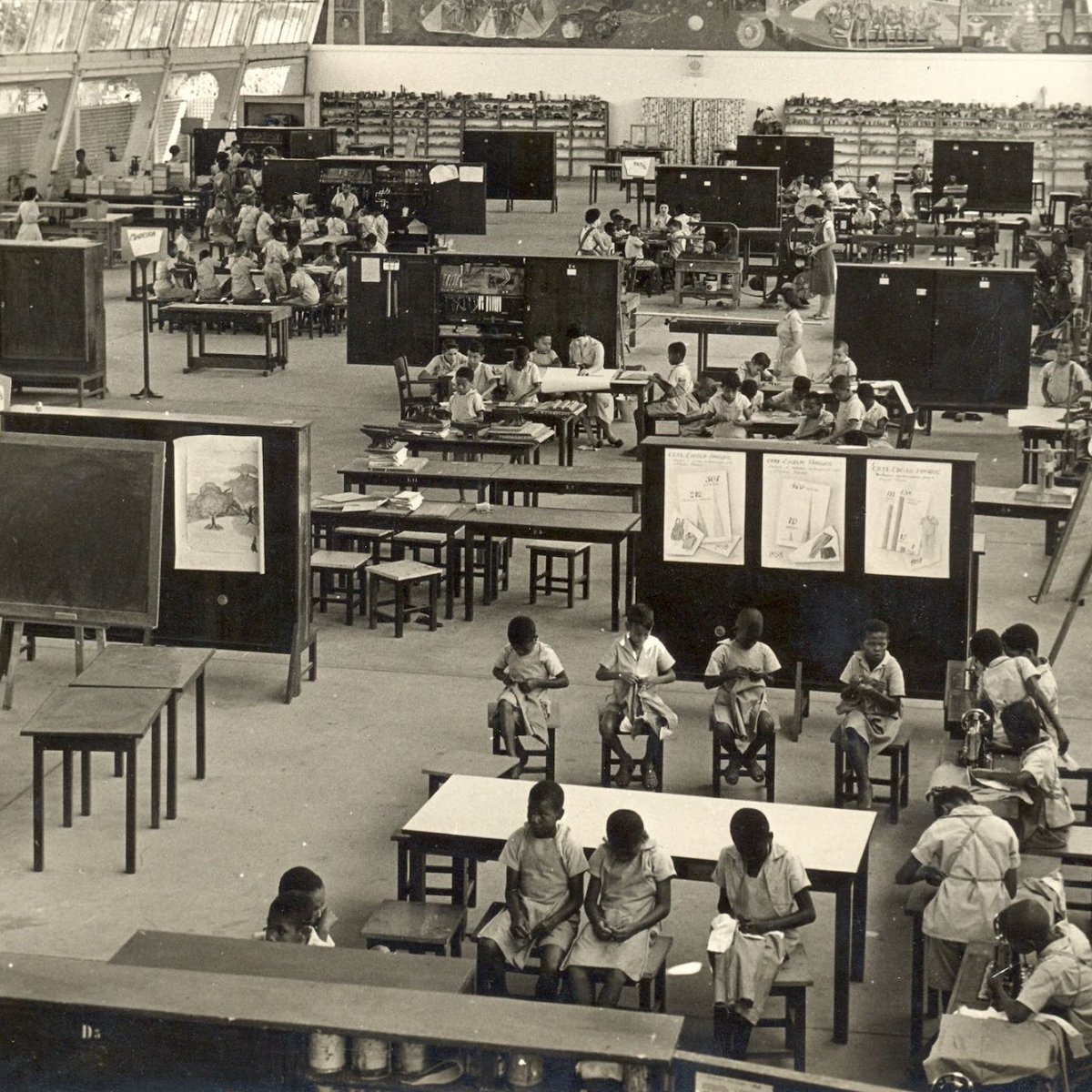RevistaRaiz's tweet photo. Ocupação Itaú Cultural homenageia Anísio Teixeira e revisita trajetória do educador.

Exposição reúne cerca de 150 documentos, fotografias, objetos e depoimentos e percorre da vida familiar às políticas públicas que marcaram a educação brasileira.

Em 1927, depois de passar uma temporada nos Estados Unidos, Anísio Teixeira (1900–1971) retornava ao Brasil quando tomou uma decisão que definiria sua trajetória. Durante a viagem de volta, escreveu ao pai, Deocleciano Teixeira, comunicando que pretendia dedicar sua vida à educação. O contato com as ideias do filósofo norte-americano John Dewey, um dos principais formuladores da Escola Nova, havia contribuído para essa escolha.

Saiba mais na REVISTA RAIZ
https://t.co/JioPcHPFkR

(fotos divulgação)

#revistaraiz #itaucultural #anisioteixeira #educação