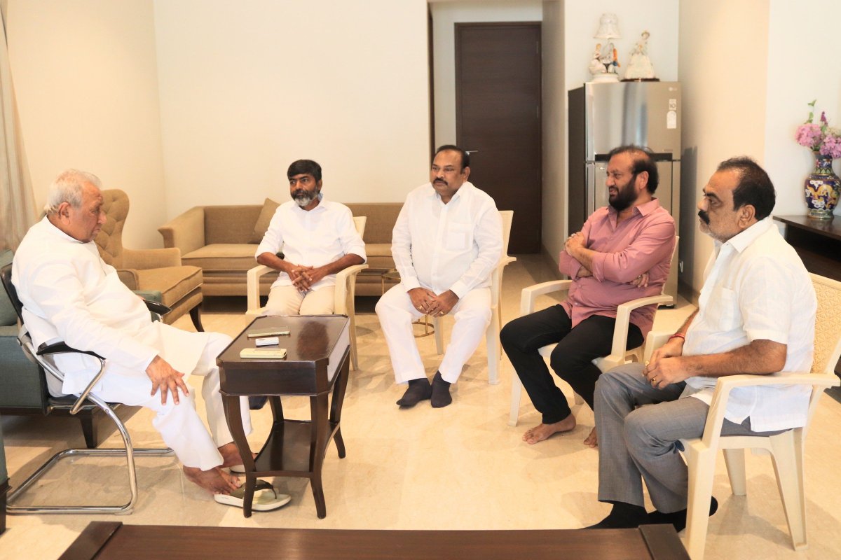 NallapareddyR's tweet photo. మేకపాటి రాజమోహన్ రెడ్డిని మర్యాదపూర్వకంగా కలిసిన వైసీపీ నేతలు..

వైసీపీ సీనియర్ నాయకులు, మాజీ నెల్లూరు పార్లమెంటు సభ్యులు మేకపాటి రాజమోహన్ రెడ్డి గారిని సోమవారం నెల్లూరు పొదలకూరు రోడ్డులోని ఆయన నివాసంలో మర్యాదపూర్వకంగా కలిసిన..

వైసీపీ శాసనమండలి సభ్యులు మేరీగా మురళీధర్ గారు, వైసీపీ రాష్ట్ర CEC సభ్యులు పేర్నాటి శ్యామ్ ప్రసాద్ రెడ్డి గారు, మాజీ మంత్రివర్యులు, వైసీపీ రాష్ట్ర PAC సభ్యులు నల్లపరెడ్డి ప్రసన్నకుమార్ రెడ్డి గారు, వైసీపీ జిల్లా పార్టీ ఉపాధ్యక్షులు మెట్టా రాధాకృష్ణారెడ్డి గారు మేకపాటి రాజమోహన్ రెడ్డిని కలిసి పలు అంశాలపై చర్చించారు.

#MekapatiRajamohanReddy 
#YSRCPNellore #Nellore #NellorePolitics #YSRCPLeaders #TeamYSRCP #YSRCPUpdates