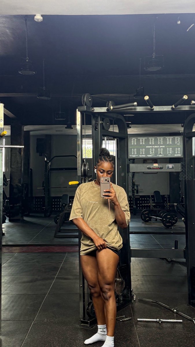 bukkymajor_'s tweet photo. Show me your legs https://t.co/oqx7pVddJO