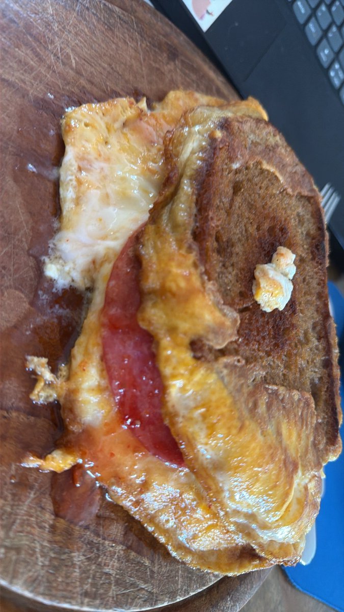 RoosMarcel1969's tweet photo. Zo iets verlaten #lunch zelf gemaakte ei #Tosti met kaas , salami , tomaat en #toverkaas #Nijmegen https://t.co/x1A7Eo3Ex5