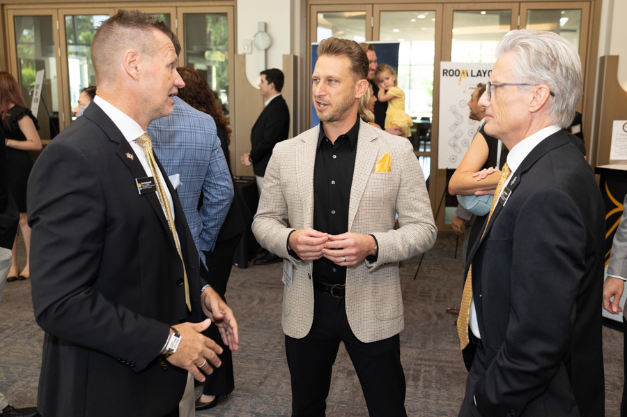 UCFBusiness's tweet photo. Congratulations to Carey Sobel '09, a founder of Coastal Investment Company, who won the inaugural Ever Upward award! The award recognizes and celebrates the success of the fastest-growing Knight-owned or led businesses around the world. #BusinessKnights #ChargeOn https://t.co/YI01vMHhCo