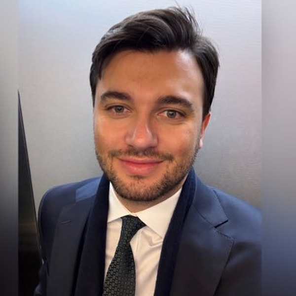 SmokinMedya's tweet photo. Ekrem İmamoğlu'nun tutuklu avukatı Mehmet Pehlivan:

"Geçtiğimiz günlerde revire gittim, doktor şikayetlerimi sordu. 

Doktorumuz beyefendi biri, şikayetlerimi sabırla dinledikten sonra stresli bir dönemde olup olmadığımı sordu. 

Şok oldum. Hemen hemen yaşıtım bir doktor olduğu için şakalaşmak amacıyla mı soruyor diye tereddüt ettim ve hemen cevap vermedim.

'İlahi doktor, altı üstü haksız yere aylardır hapisteyim, kim bilir daha ne kadar hapiste olacağım bilmiyorum. Bunlar her insanın yaşadığı günlük stresler, majör bir şey yok!' dedim. Stresle mücadelede iyiyiz.

Türkiye’de pek çok cezaevinde halen yüzlerce hak ihlali yaşanmaya devam ediyor. Cezaevleri bir deneyim merkezi değildir. Romantize edilecek, kahramanlık hikâyeleri yazılacak yerler de değil. 

Kuyruğu dik tuttuğumuza bakmayın, ben dahil birçok insanın cezaevi günleri ağır tecrit altında geçiyor. 

Tecritin kırıldığı o görüş günlerinde de üç yaşındaki kızımın asla yanıt veremediğim sorularıyla boğuluyorum. 

Henüz zaman kavramı olmayan bir çocuğa belirsiz bir başka zamanı nasıl tarif edeceğimi bilmiyorum."

(Cumhuriyet)