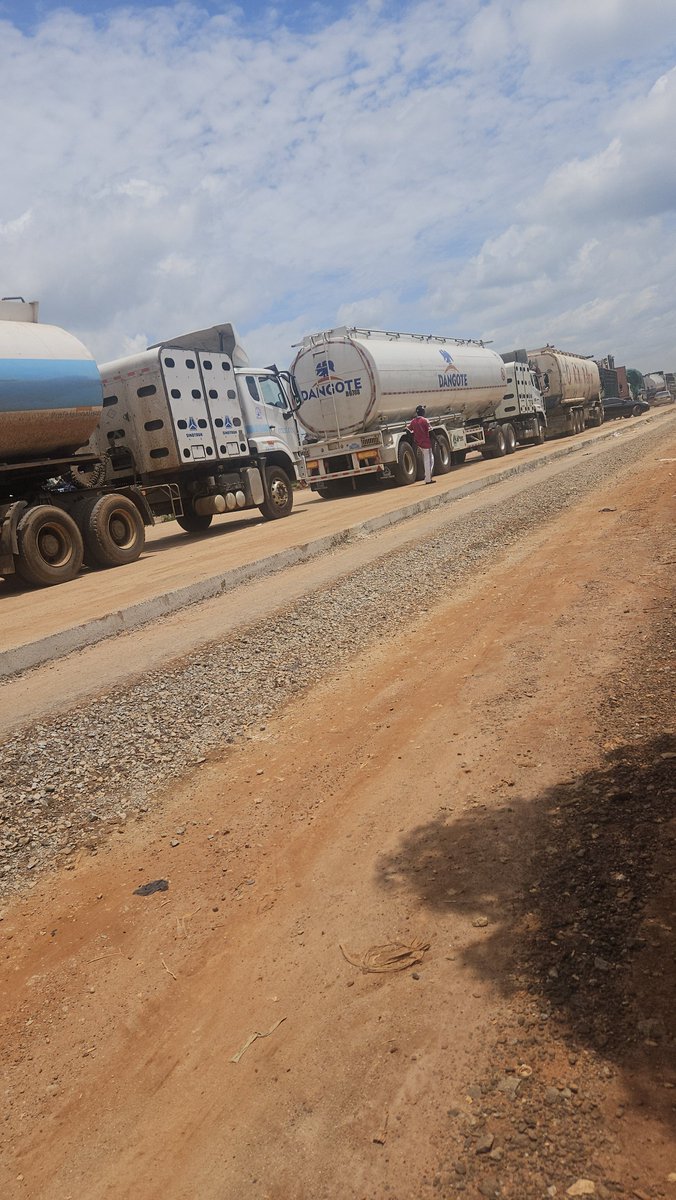 Mallam_jabeer's tweet photo. Abuja-Kaduna Express way this afternoon.

For your information. https://t.co/l1E236PYLf