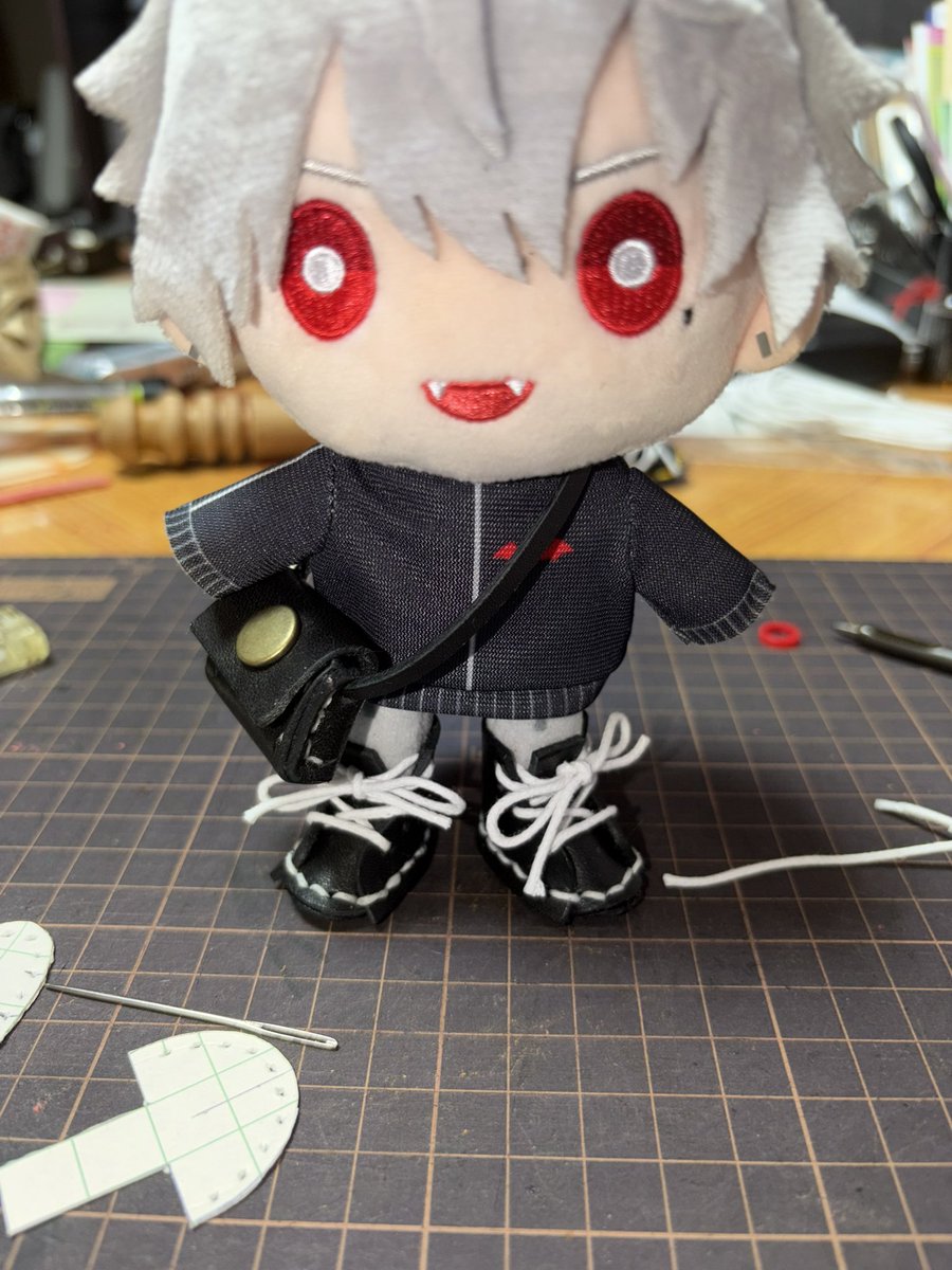 zetsuboutei's tweet photo. 靴紐見つかった
後は靴底を見つけて貼り合わせて完成 https://t.co/dATQNQlfVo