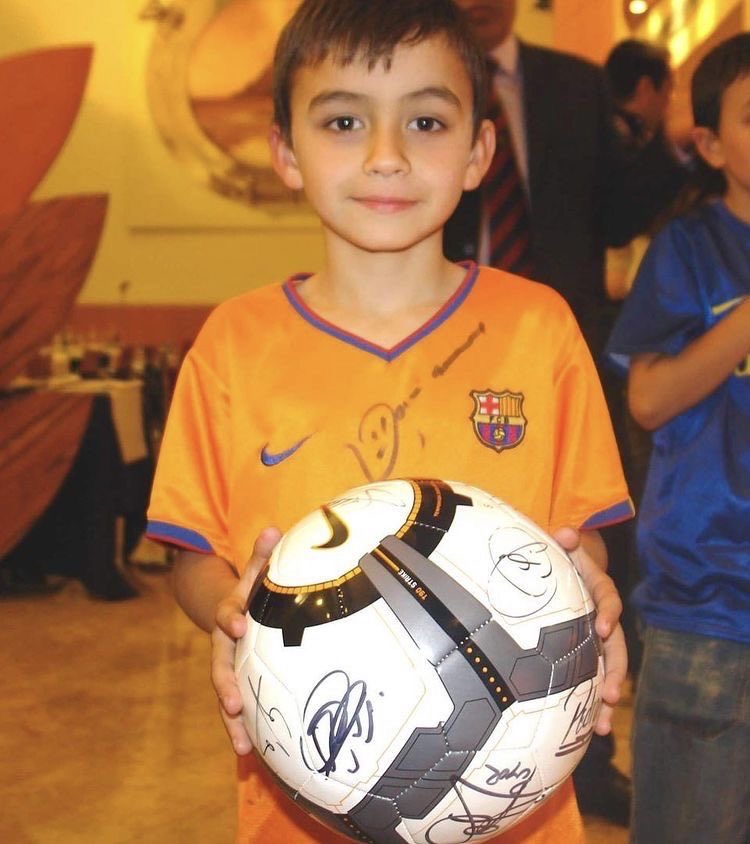 missincalls's tweet photo. mini pedri usando a camisa do barcelona sempre vai ser um tópico sensível pra mim https://t.co/gZOqLTLALW