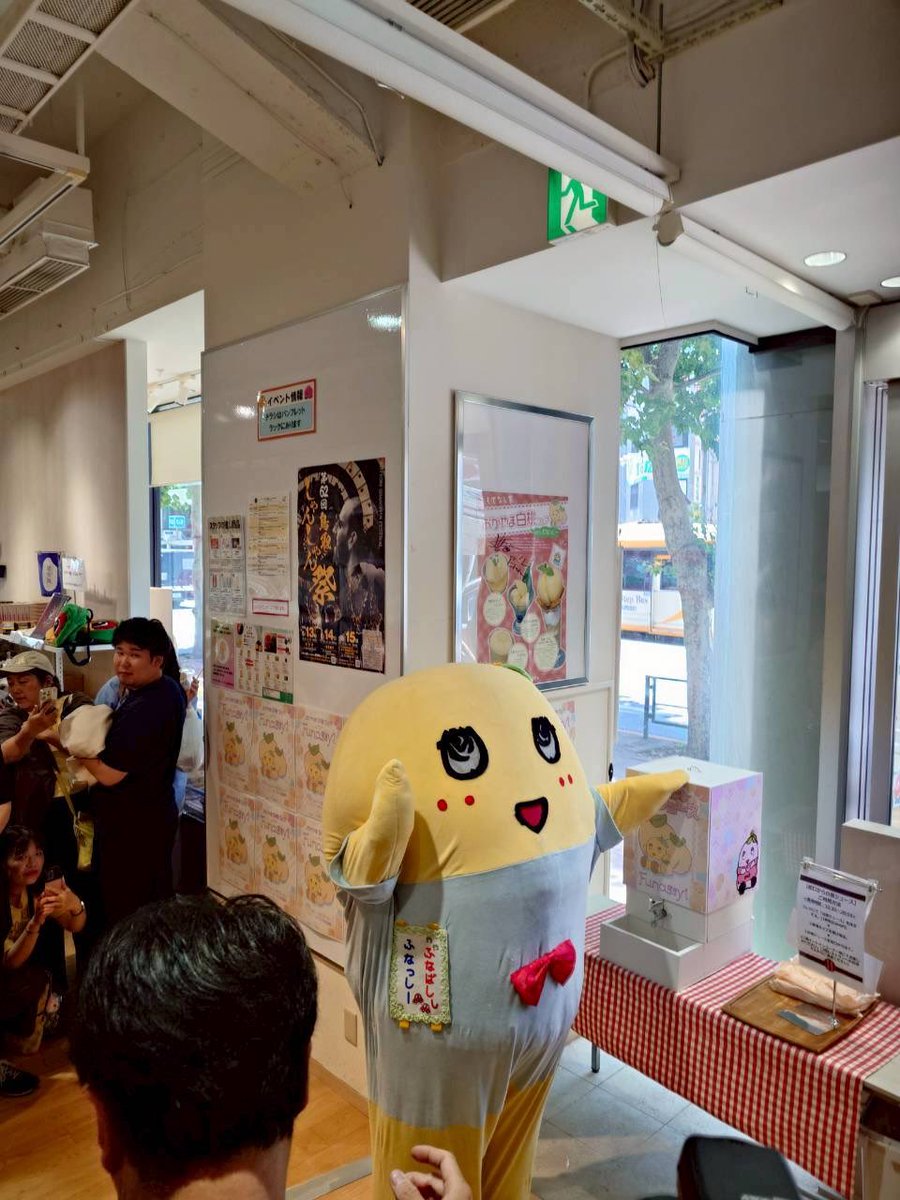 funassyi's tweet photo. みんなー今日も一日お疲れ様なっしー♪
ヾ(。゜▽゜)ノ本日でとっとりおかやま新橋館のふなっしーコラボフェア無事に終わりましたなっしー♪
ご来店のみなさま誠にありがとうございますなっしー♪
美味しい桃も食べれて楽しいイベントだったなっしなー♪
また集まれるといいなっしなー♪
明日も元気に過ごせます様に梨汁ブシャー:＊
もやもももー
