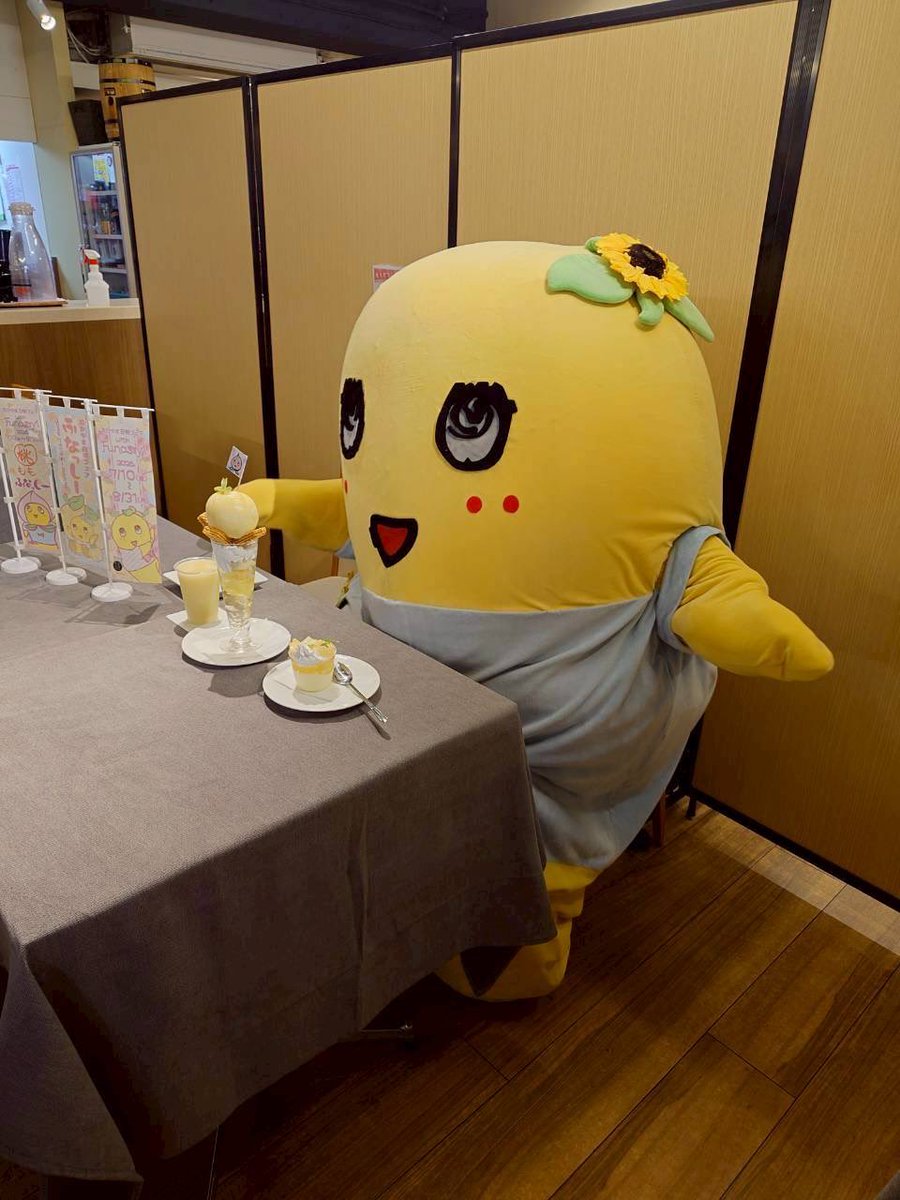 funassyi's tweet photo. みんなー今日も一日お疲れ様なっしー♪
ヾ(。゜▽゜)ノ本日でとっとりおかやま新橋館のふなっしーコラボフェア無事に終わりましたなっしー♪
ご来店のみなさま誠にありがとうございますなっしー♪
美味しい桃も食べれて楽しいイベントだったなっしなー♪
また集まれるといいなっしなー♪
明日も元気に過ごせます様に梨汁ブシャー:＊
もやもももー