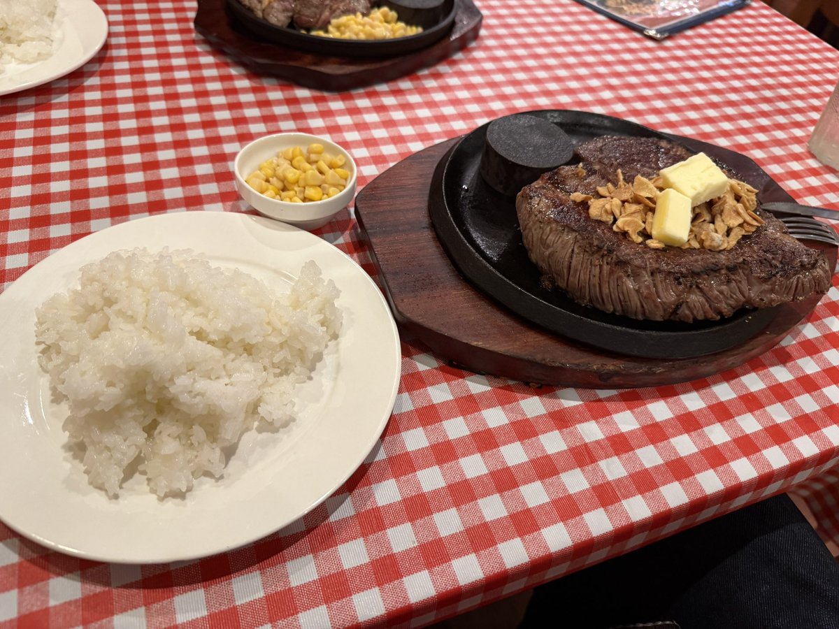imachiyo's tweet photo. 2026 8/31
肉を食べたいと友達から連絡が来た！！
それじゃ以前から気になっていたお店がが有るので行ってみよう
🚙💨💨💨

ウルトラミートさん
メニューを見てびっくり！！
お安い！！何と600gステーキと
ラージライスガーリックプラスで3430円
しかも筋も脂身も気にならずめっちゃ美味い😋 https://t.co/NIx043lXmn