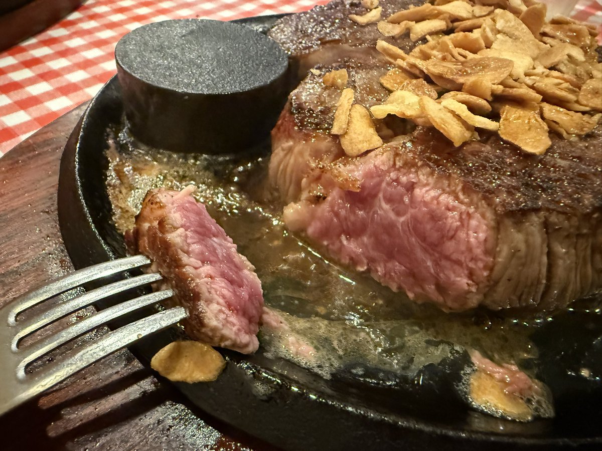 imachiyo's tweet photo. 2026 8/31
肉を食べたいと友達から連絡が来た！！
それじゃ以前から気になっていたお店がが有るので行ってみよう
🚙💨💨💨

ウルトラミートさん
メニューを見てびっくり！！
お安い！！何と600gステーキと
ラージライスガーリックプラスで3430円
しかも筋も脂身も気にならずめっちゃ美味い😋 https://t.co/NIx043lXmn