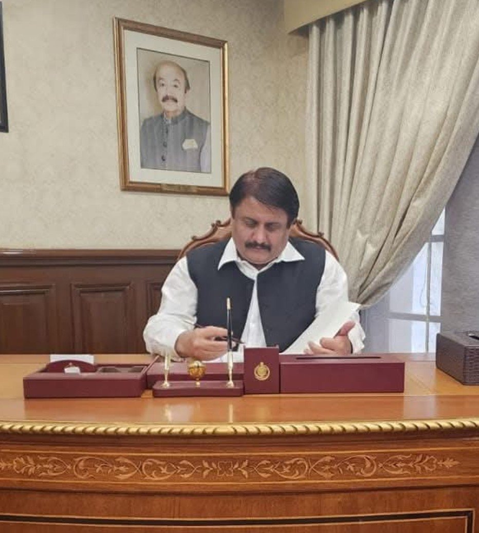 Zaeemlegharii's tweet photo. تحریک انصاف کے ایم پی اے کلیم اللہ خان، جن کا تعلق گوجرانوالہ سے ہے، گزشتہ 180 دن سے گوجرانوالہ جیل میں قید ہیں۔
موصوف کا ’’جرم‘‘ صرف اتنا تھا کہ وہ بار بار اڈیالہ جیل جا کر عمران خان صاحب سے ملاقات کے لیے آواز اٹھاتے تھے۔
لیکن کمال دیکھیے، اپوزیشن لیڈر اور ڈپٹی اپوزیشن لیڈر کو شاید اپنے ہی ایم پی اے کی یاد نہیں رہی۔ پروڈکشن آرڈر جاری کروانا تو دور کی بات، اسمبلی میں کلیم اللہ خان کا ذکر تک نہیں ہوتا۔ ایک بار پروڈکشن آرڈر جاری بھی کروائے گئے تو ان پر عملدرآمد نہ کروا سکے۔
180 دن جیل میں گزر گئے، مگر اپوزیشن کی یادداشت میں کلیم اللہ خان کا نمبر ہی نہیں آیا۔
اگر تحریک انصاف اپنے ہی لوگوں کو بھول جائے گی، تو پھر حکومت سے شکوہ کس بات کا؟