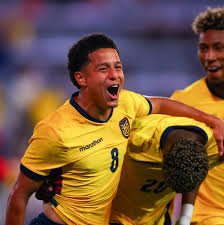 BrunoGuimaLopes's tweet photo. Vendemos Plata, jogador de seleção, mas que alternava entre titular e reserva (mais como reserva) por €12mi. E por €13mi, trouxemos um outro jovem de 23 anos da mesma seleção (Anthony Valencia), além de Joaquim Freitas, de 19 anos, atacante promissor. Ou seja, trouxemos um ponta mais novo como reposição, e também resolvemos uma lacuna do elenco (reserva do Pedro). E ainda sobrou o valor do Wallace Yan, pra equilibrar os cofres. No papel, ótima movimentação do Flamengo. Agora é torcer para que a daptação seja rápida.