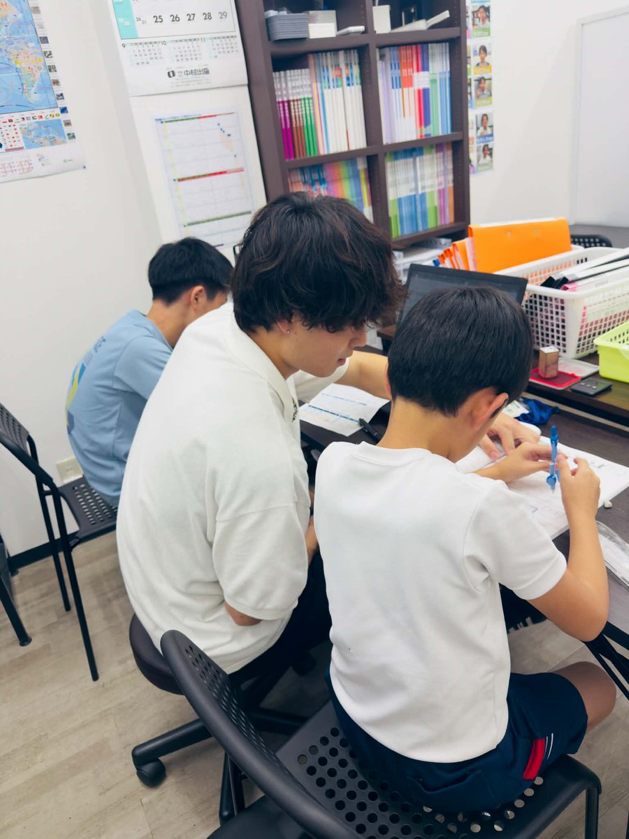 courage_recruit's tweet photo. 「先生、これどうやって使うの？」

今日は初めてのコンパスに挑戦📐

使い方を教えてもらいながら、
一生懸命円を描いています💪💪

勉強には、初めてできるようになる瞬間がいっぱい✨
その瞬間に立ち会えるのも、先生の楽しみです😊

#アルバイト募集
#岡崎市 https://t.co/TPvaKVZWZQ