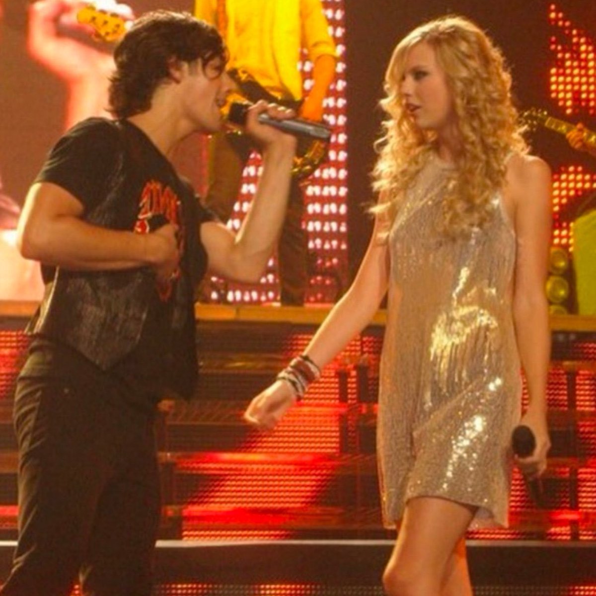 johnmainw's tweet photo. e quando o frankie e a namorada se fantasiaram de joe jonas e taylor swift no halloween kkkkkk o bônus jonas sendo a mistura do nick com o kevin e a personalidade do joe amamos mt viu https://t.co/7EAVSWYPQd