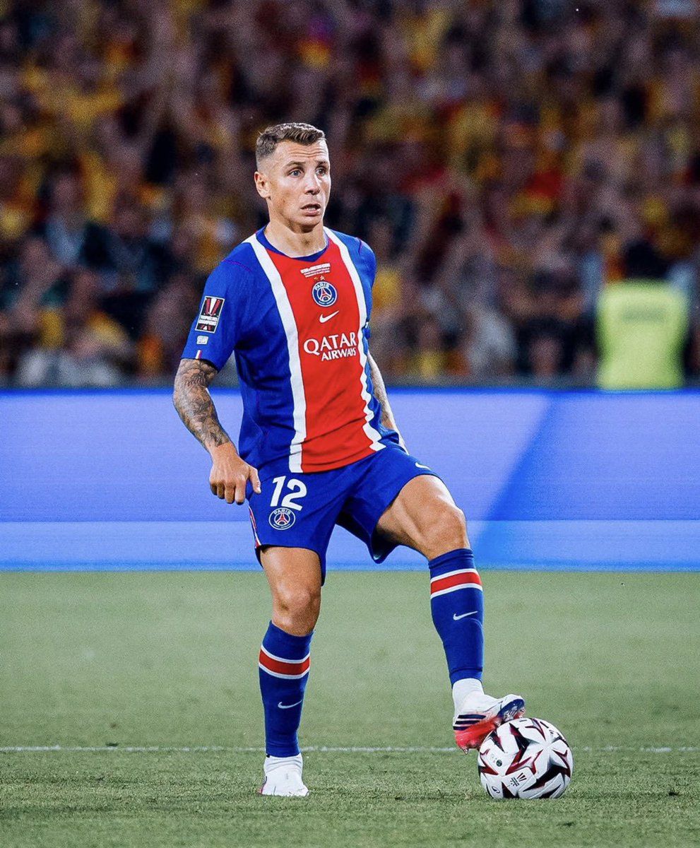 L1InsiderBRL's tweet photo. 🚨🚨 Luis Enrique e sua comissão estão INSATISFEITOS com as atuações de Lucas Digne pelo Paris Saint-Germain.

Uma fonte interna do clube alega que o jogador "precisa acordar".

🗞️ @lequipe https://t.co/bfpiSSTr0u