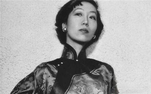 mollychung2's tweet photo. 吃甜瓜時 我看大部分人評論甜妞腦子不好 識人不清 甜妞自己也認領了 我倒是不同意起來 我想起張愛玲 她的通透應該不用強調 仍然栽在胡蘭成身上 被騙了不說 還要花大價錢了斷 彷彿她才是做錯的一方 感情一事真不是一時三刻說得清的 論傷害性 影像甚於文字 所以張繼科更可惡 https://t.co/PSJqsWFFuk