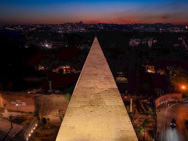 ARTEit's tweet photo. Una Piramide a Roma. Riapre il mausoleo di Caio Cestio   https://t.co/Ti9GZsIByr https://t.co/iedZNeGQMa