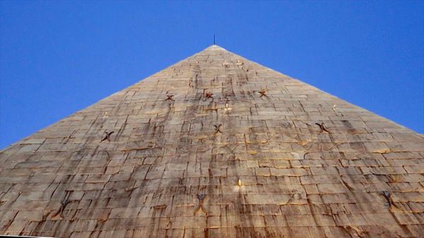 ARTEit's tweet photo. Una Piramide a Roma. Riapre il mausoleo di Caio Cestio   https://t.co/Ti9GZsIByr https://t.co/iedZNeGQMa