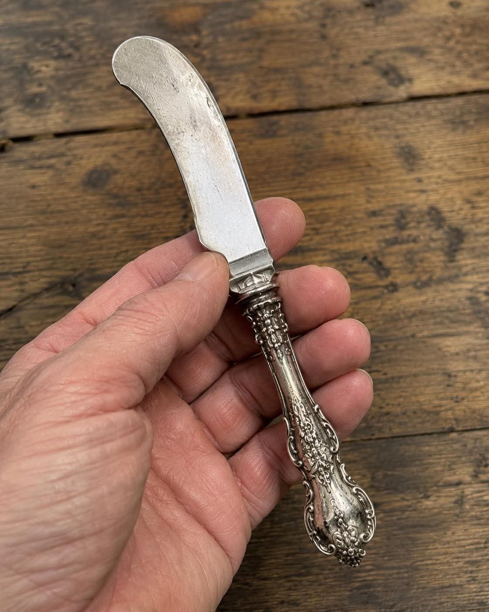 Elena17o717o's tweet photo. Whst sort of knife is this? Anybody know? https://t.co/GqZZ5227E9