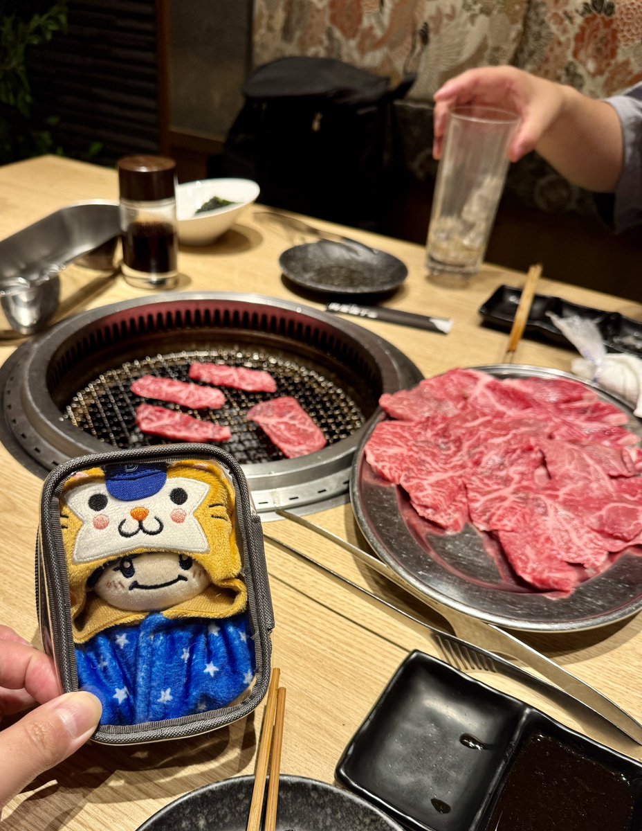 torima874's tweet photo. 29日の肉の日にレンタルルームを借りてオフ会をしてきました！
平成のナウい曲を流し、駄弁りながらボドゲを楽しむのは至福とひと時でしたw
夕飯は焼肉食べ放題に行き肉の日を堪能(-`)
mixiで知り合いほぼ20年の付き合いになりますが、何も変わってないですw

#まゆ8月だよ
#まゆぬい活
#さがらFFF https://t.co/OU9Pnx9cLG