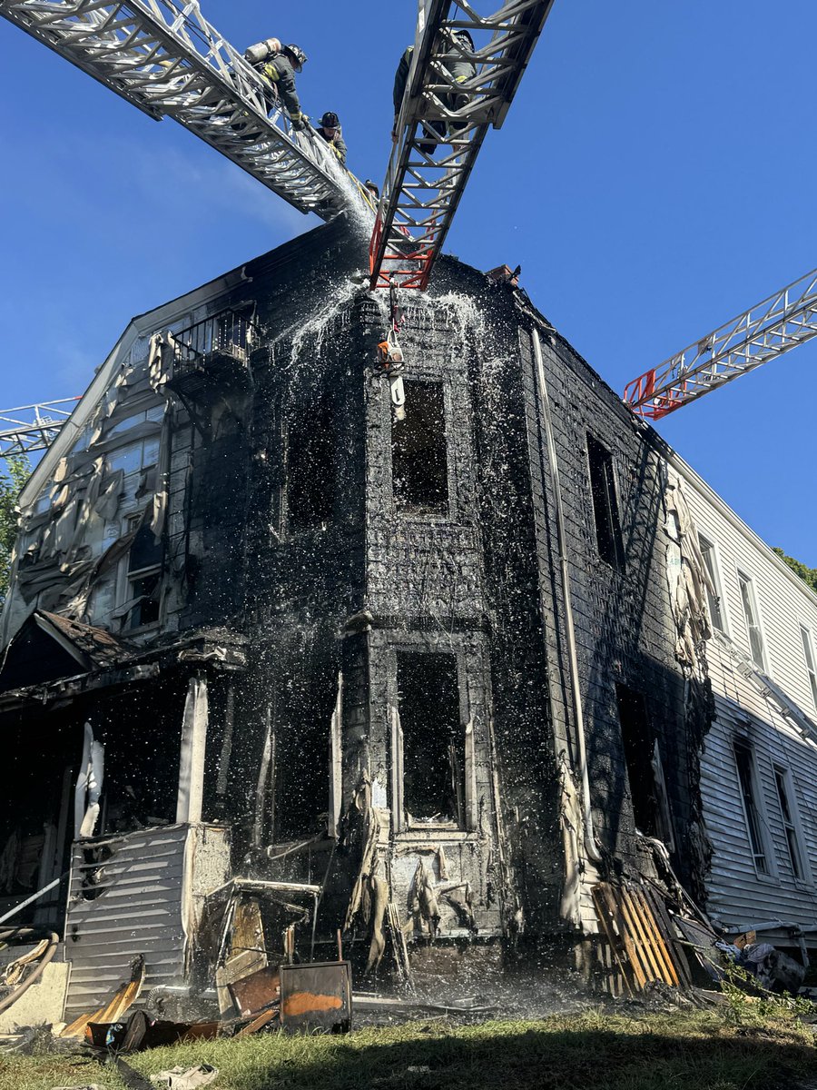 BostonFire's tweet photo. Heavy fire has been knocked down . Companies are checking for extension . https://t.co/oIpCNPgKdL