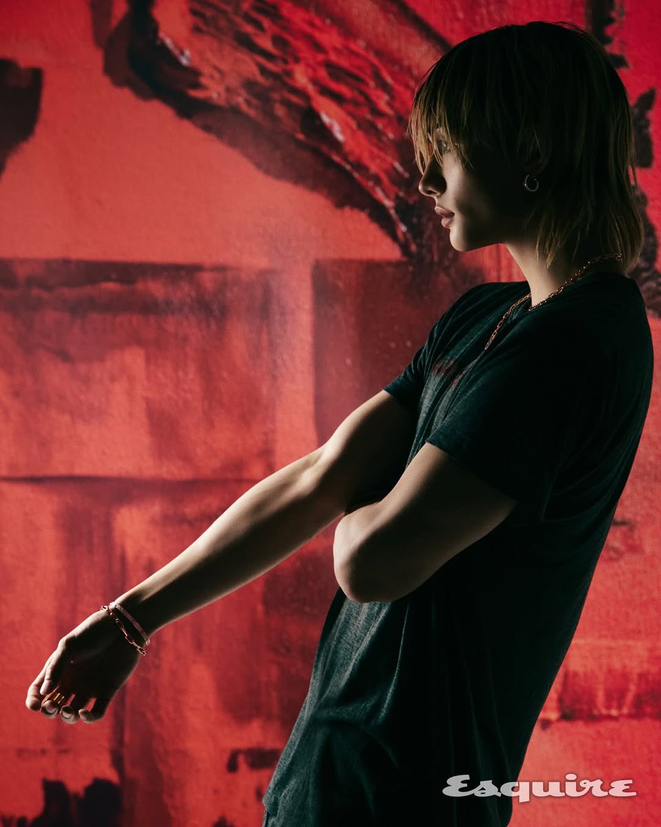 petalsnmandu's tweet photo. i’ve always loved the variety of styles we get with cartier. hyunjin getting to explore different concepts as he himself has many sides to him. also using his artwork as the background for a shoot was really special. their partnership has been a gift that keeps on giving https://t.co/dYqC63YXWX