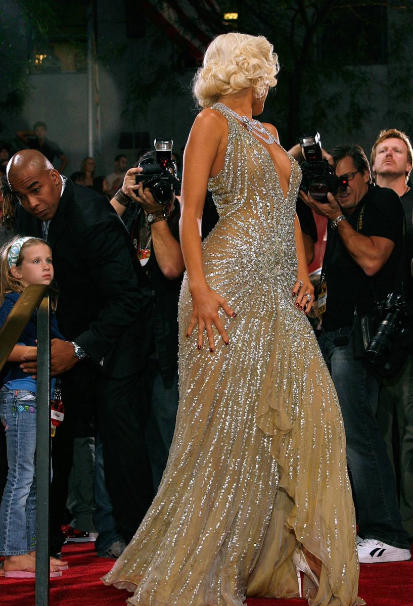 XtinaLoverr's tweet photo. 20 years ago today, Christina Aguilera stunned in Versace at the VMAs. (2006) https://t.co/uH5qyBKG0B