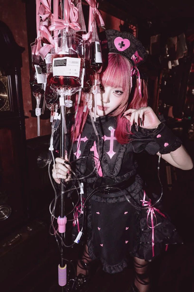 natsuki_foto's tweet photo. マリムンの吸血ナース衣装に合わせて作った魔法の杖が超かわいいので写真の雰囲気と一緒に見て🎀🦇 https://t.co/qK121z9Nra
