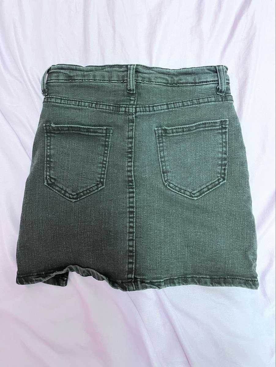 Phai_BB's tweet photo. กระโปรงยีนส์มีซับด้านในเป็นผ้ายีนส์เหมือนกัน 80฿
Size: xs s ขอเอวไม่เกิน25
#ส่งต่อเสื้อผ้า #ส่งต่อเสื้อผ้ามือสอง #เสื้อผ้ามือสอง #โล๊ะตู้เสื้อผ้า #ส่งต่อ  #เสื้อผ้ามือสองสภาพดี #เสื้อผ้ามือ2 https://t.co/sWzZNKEhLC