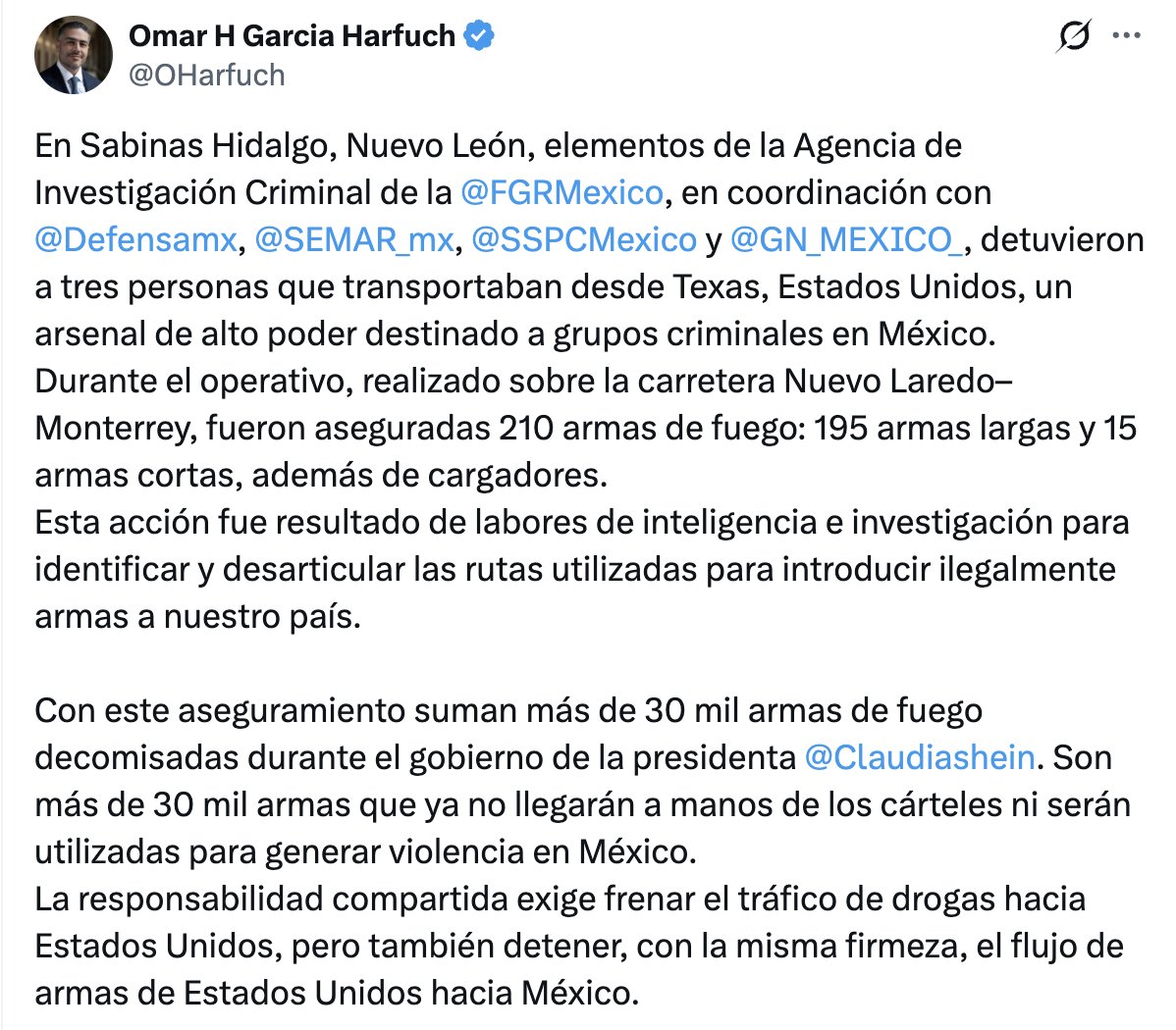 azucenau's tweet photo. 🚨Tres personas fueron detenidas en Sabinas Hidalgo, Nuevo León, cuando presuntamente transportaban desde Texas un arsenal destinado a grupos criminales, informó Omar García Harfuch (@OHarfuch).

Durante el operativo en la carretera Nuevo Laredo–Monterrey, autoridades federales aseguraron 210 armas de fuego: 195 largas y 15 cortas, además de cargadores.

El secretario de Seguridad señaló que el aseguramiento forma parte de las acciones para desarticular las rutas de ingreso ilegal de armamento y destacó que, durante el actual gobierno, se han decomisado más de 30 mil armas.