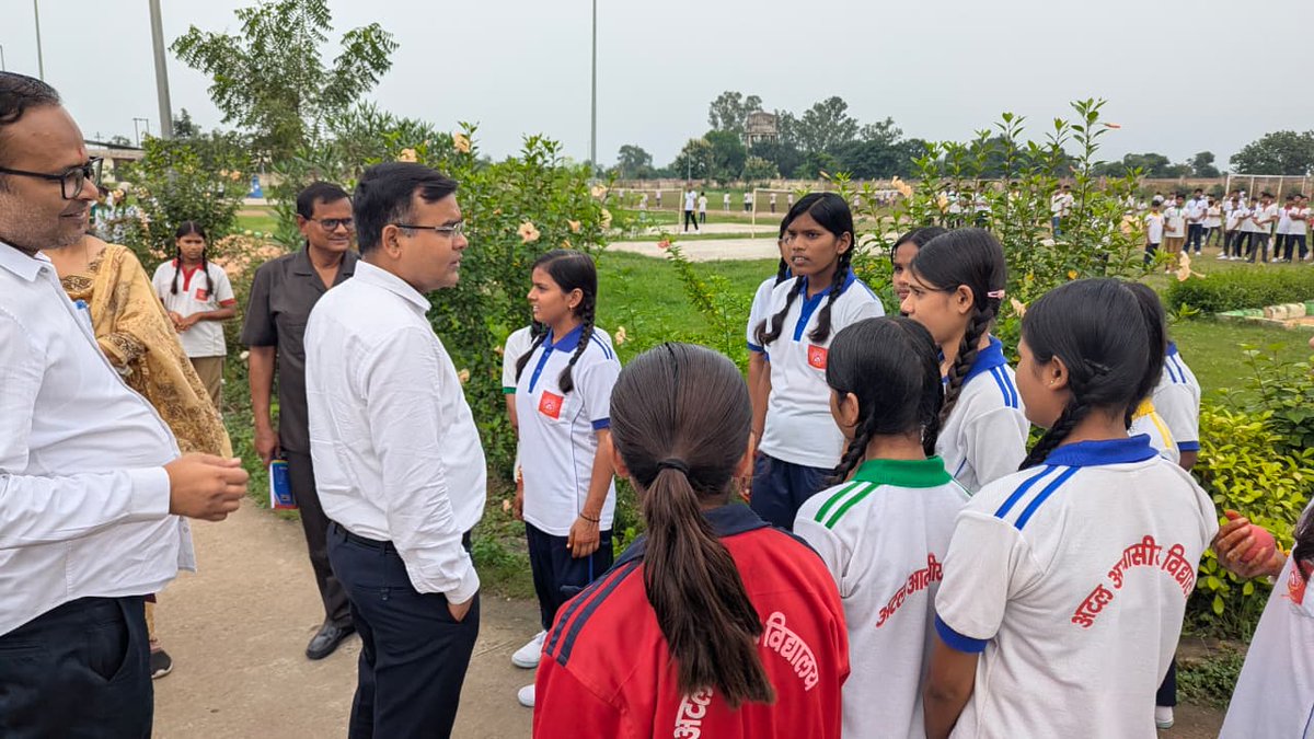 deo_lalitpur's tweet photo. अटल आवासीय विद्यालय की मण्डलीय अनुश्रवण समिति की बैठक में विद्यार्थियों के स्वास्थ्य, सुरक्षा एवं गुणवत्तायुक्त सुविधाओं पर विशेष जोर दिया गया। 
◘विद्यालय का भौतिक निरीक्षण करके विद्यार्थियों के समग्र स्वास्थ्य, पोषण व सुरक्षा को लेकर कड़े निर्देश दिये गए और बच्चों के साथ भोजन करके गुणवत्ता की जांच की गई और बच्चों से संवाद करके व्यवस्थाओं का फीडबैक लिया गया। 
◘बच्चों को आश्वस्त किया गया कि वे पूरी लगन व मेहनत के साथ पढ़ाई करें, जिला प्रशासन उनकी सभी जरूरतों का ध्यान रखेगा।
साथ ही अधिकारियों को निर्देशित किया गया कि वे बच्चों की सुरक्षा के दृष्ट���गत विद्यालय में सीसीटीवी कैमरों की संख्या बढ़ाकर सतत निगरानी करें और समय-समय पर उनकी काउंसलिंग करें तथा उन्हें शिक्षा, स्वास्थ्य, खेल व अन्य गतिविधियों के लिए अनुकूल वातावरण उपलब्ध करायें। 
◘बैठक में @CommissionerJha श्री बिमल कुमार दुबे वर्चुअल माध्यम से जु��़ें और जिला स्तरीय व मण्डल स्तरीय अधिकारी भौतिक रूप में उपस्थित रहे। 
@UPGovt 
@CMOfficeUP 
@InfoDeptUP 
@PIB_India 
@MIB_India 
@deo_lalitpur