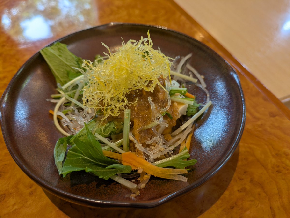komusubi6151's tweet photo. ひっさしぶりの梅の花

お上品な味でとても美味。

1品1品は小さいのに、3品目辺りから腹パンになり始めるのなんでやろ？🤔
遠くを見つめながら食べるオレ。

 #梅の花 https://t.co/pxbQXbb43u