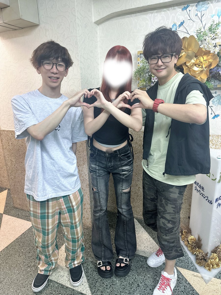 _rinpom_'s tweet photo. 花サロン 2.②.1.3 昨夜から7️⃣という数字に囚われている（）ので7️⃣位でした✨️😡

同卓まきのさん 満貫張ってる所にリーチされて一発で掴んで振り込んだ🎶一発で掴むなんてこれからいいこと起こりますよってフォローされた 許せず！

2人とハート作った とてもかわいい𐄑𐅁̂ ⩊፟ ̂𐅀𐄑💕 https://t.co/aQwvN5J7oz