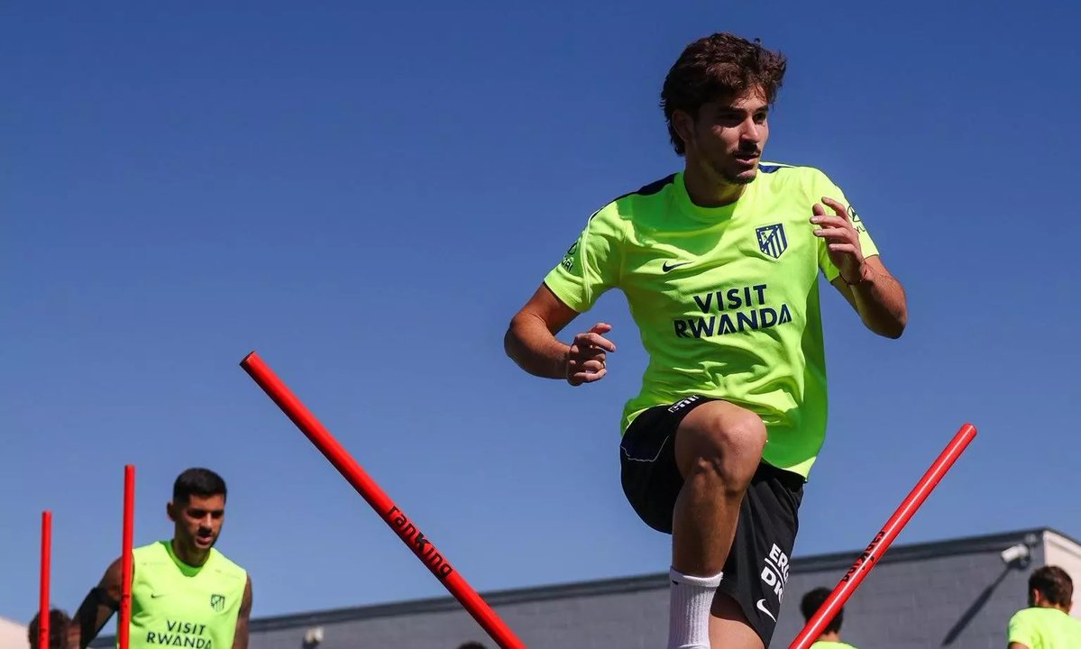 ReshadRahman's tweet photo. 🚨💙❤️ JUST IN: Alvarez has been told that Barcelona’s interest in him will remain firm for the upcoming next windows. The player still wants that dream move at all costs, as he feels betrayed by Marin ⏳

The most likely scenario is him staying this summer, despite feeling unhappy with the situation, and neither Arsenal nor Atletico know his final decision yet. 

If Atletico offers him a new deal, he has no intentions of signing it. @ESPNArgentina #Transfers 🇦🇷💭