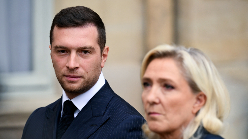 CerfiaFR's tweet photo. 🇫🇷 FLASH | Jordan Bardella TEMPORISE et affirme qu’il n’est pas question de mettre en place une « police du vêtement » pour sanctionner les femmes portant le VOILE dans l’espace public si Marine Le Pen gagne la présidentielle.  « Ce sont les Français qui décideront ou pas d’une telle mesure » lors d’un référendum sur « l’idéologie islamiste ».