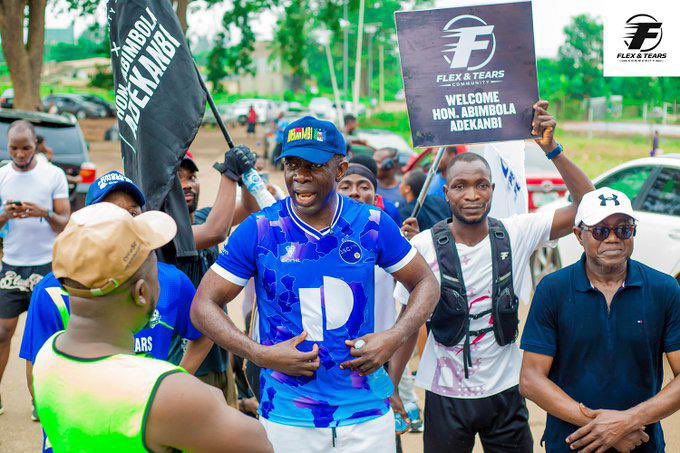 3scfanstv's tweet photo. A FAN IN THE THREAD 🔵👕

A thorough Shooting Stars fan and he’s loving the 3SCFansTV #NPFL27 Fan Apparel too 

The love for the Oluyole Warriors cuts across all walks of life.

Wear yours with pride. 

Up Shooting 💙

Supported by @mydniapp, our headline partner for the season. https://t.co/htjCfyeKNq