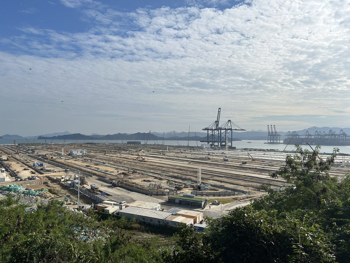chinaglobalabc's tweet photo. 【中国の美景】
これ、中国です。しかも深圳。

深圳・大梅沙の海。
正直、ここまで綺麗だとは思っていなかった。

透明な海のすぐ向こうには山。
少し視線を変えれば、巨大なコンテナ港。

「世界の工場」「ハイテク都市」だけでは、今の深圳は語れない。

中国は、ニュースだけ見ていると見えない景色が本当に多い。
