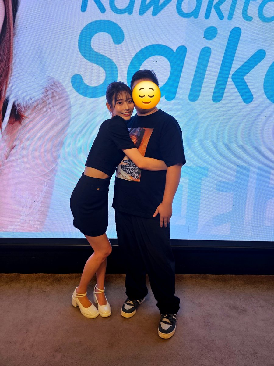 edward1906's tweet photo. 今年の香港ファンミーティングは例年より早く夏に開催されました。今年さいちゃんに会うのはこれで3回目です！毎回2ヶ月も空いていないのに、なんだかすごく久しぶりに感じました。
サインの時、写真を見たさいちゃんが「タイのイベントが懐かしいね」と言ってくれましたね。(1/3) https://t.co/qXXNXA45lN
