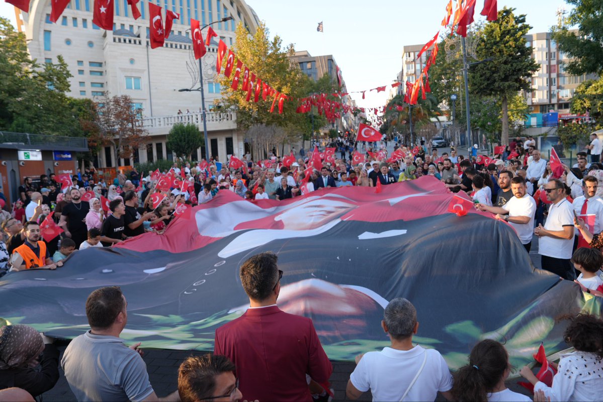 btpistgenclik's tweet photo. Büyük zaferin gururuyla, bir kez daha birlik ve beraberlik içinde caddelerdeydik.                                Nice bayramlara! https://t.co/2FUORKpyyS