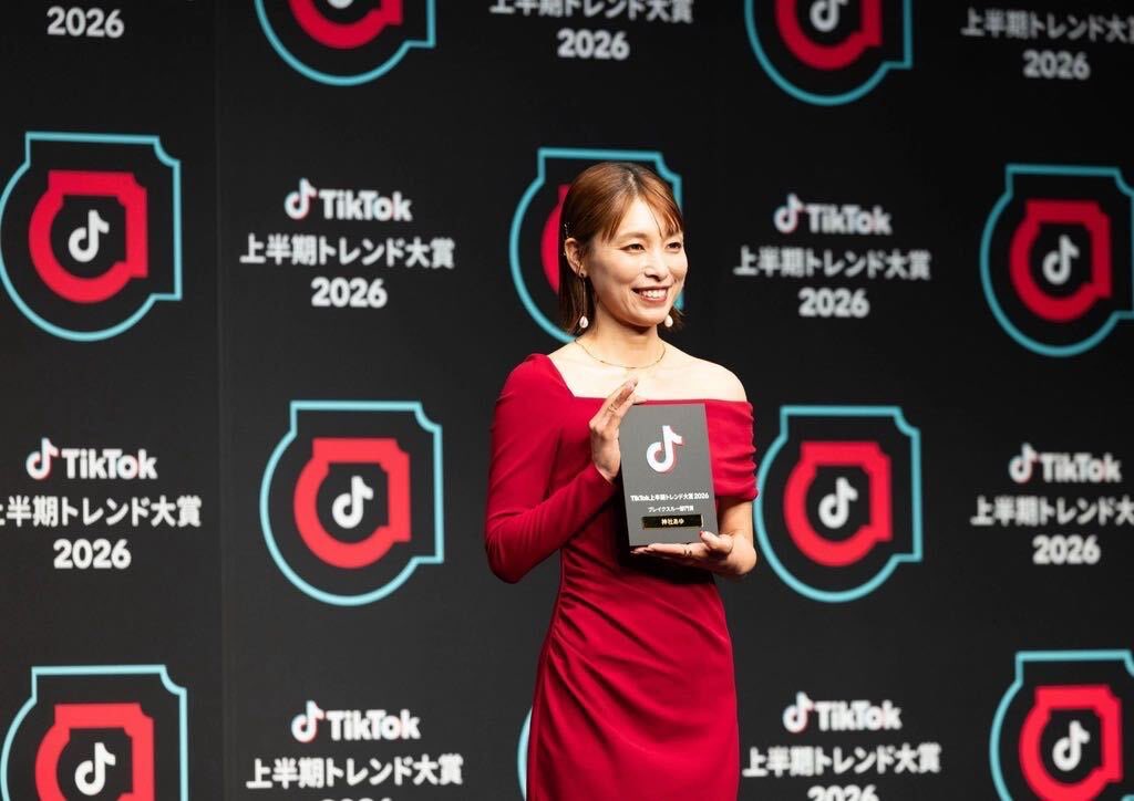 alphalive_1's tweet photo. 【TikTok公式レポートにAlpha所属クリエイターが掲載🎉】
Alpha所属の料理系クリエイター「神社あゆ」　さんが、
📖 TikTok発行
「TikTok Socio-Economic Impact Report」
に事例として掲載されました✨
TikTok LIVEを通じた活動や、毎朝5時からのLIVE配信、視聴者とのコミュニティづくりが紹介され、発表会にも登壇。
さらにその後、
🏆「TikTok上半期トレンド大賞2026」
ブレイクスルー部門賞を受賞。
TikTok LIVEをきっかけに、大きなチャンスを掴んでいます。
Alphaでは、TikTok LIVEに挑戦するライバーをサポートしています🔥
「自分も何か始めてみたい」
「TikTok LIVEで本気で活動してみたい」
そんな方を募集中です📩
#TikTokLIVE #ライバー募集 #ライバー #TikTokクリエイター #新人ライバー #配信者募集 #Alpha