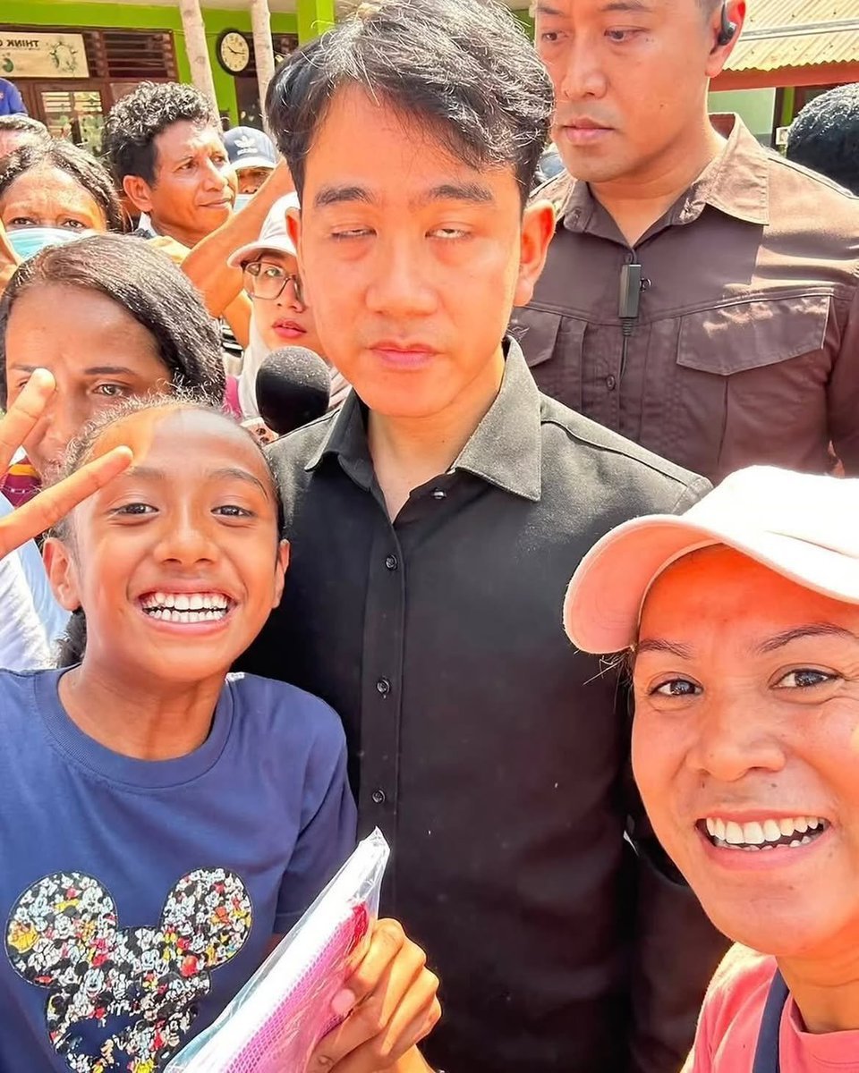 WhereMySandal's tweet photo. @tham878 Kasihan banget, gaya anak² ny uda keren &amp; klop. Eh malah si TS ny ngefly https://t.co/XCvsSpWYZD